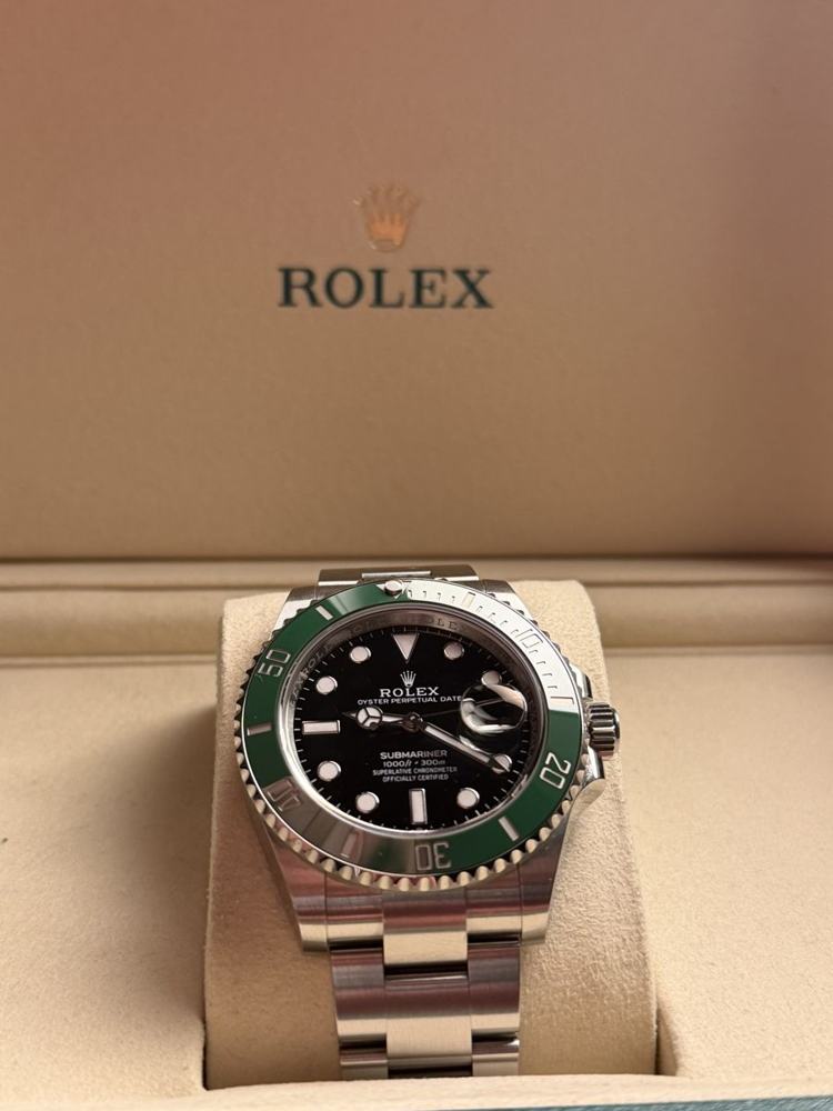 Montre à lunette verte dans son écrin