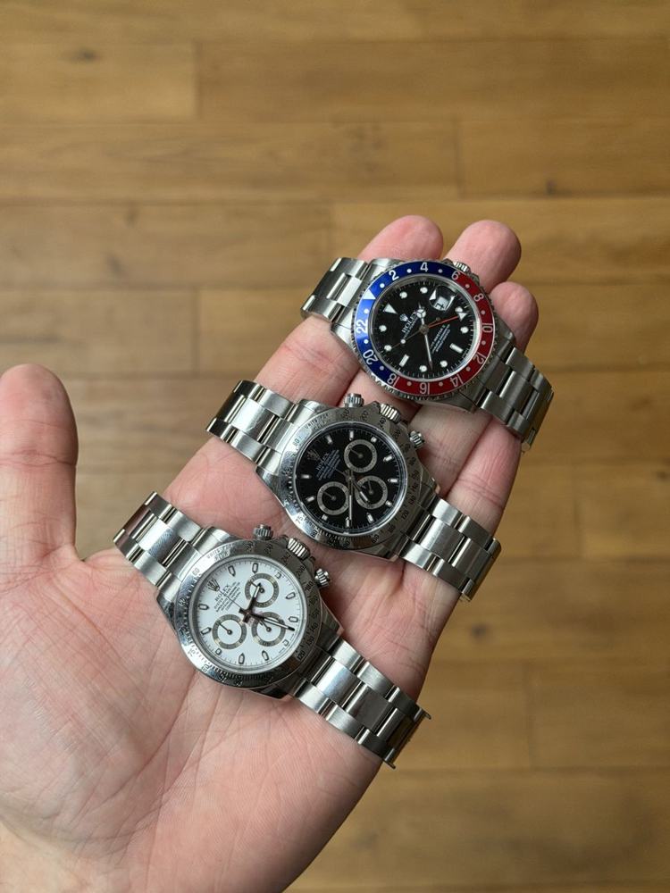 Trois montres en acier sur une main